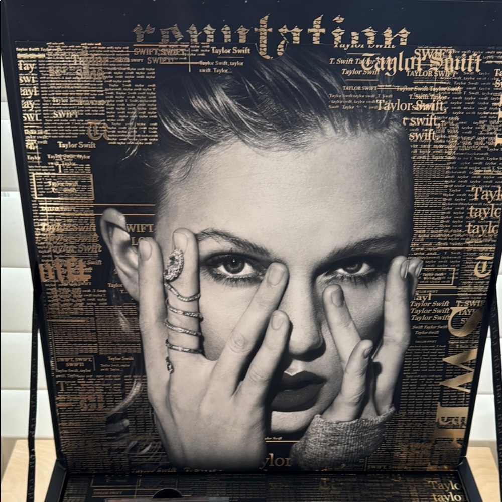 Taylor Swift Reputation Tour VIP Box with Working Video & Sealed Items - Picture 5 of 14